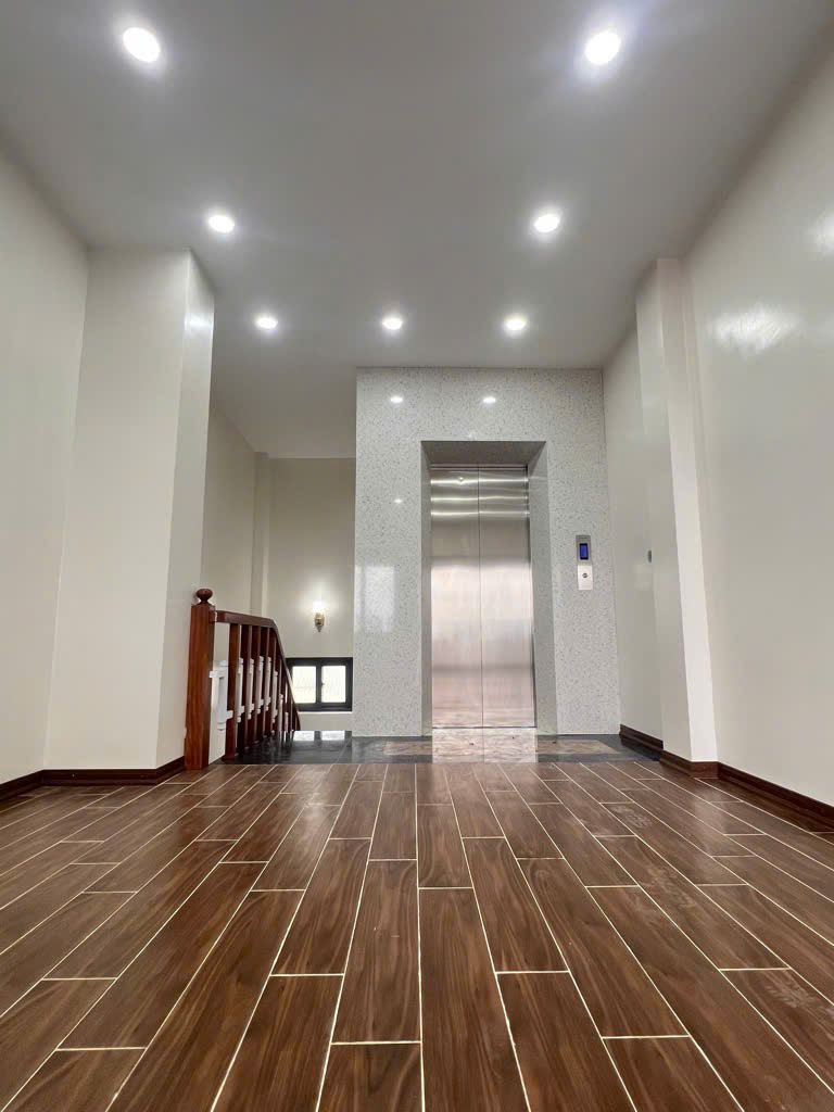Bán Nhà 6 Tầng Mặt Tiền Nguyễn Văn Cừ thang máy hiện đại - Diện Tích 44m² - Giá Tốt! Nhĩnh 10 tý