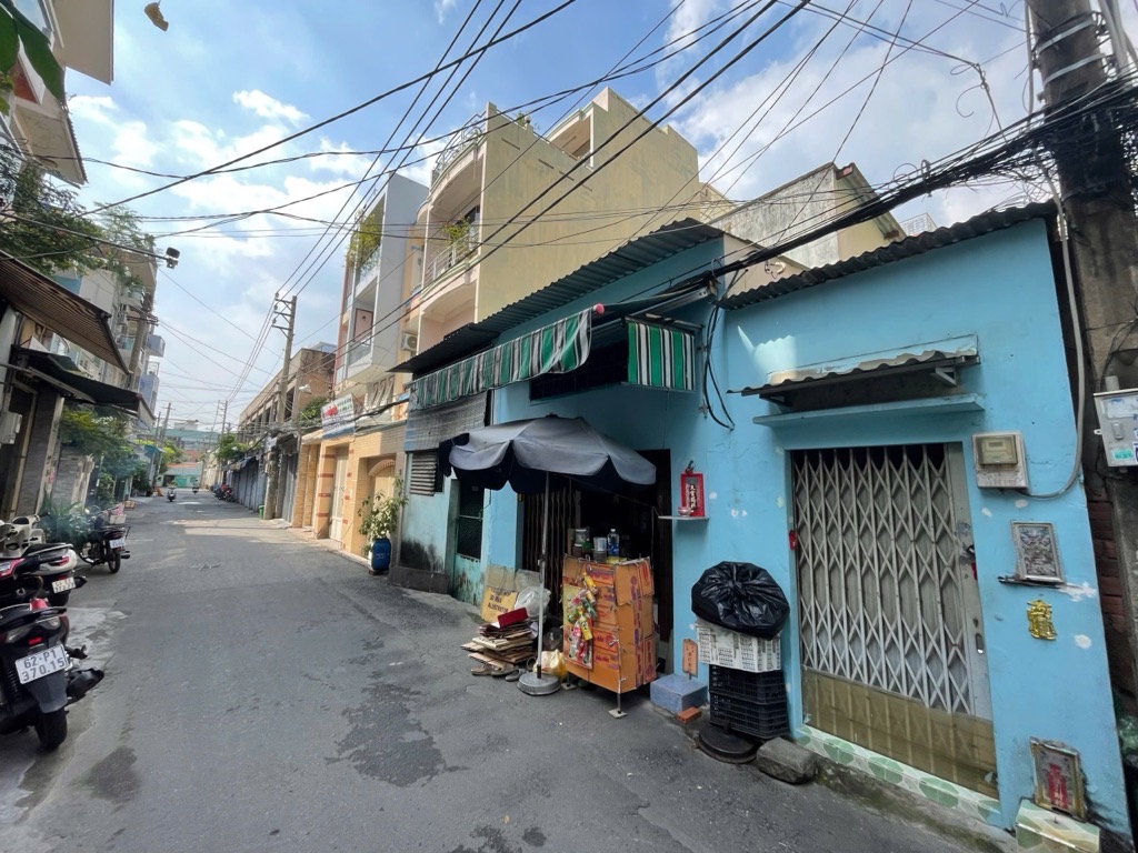 Bán Nhà HXH Bà Hom, Phường 13, Quận 6. DT 33m2 x 2 tầng (4.2 x 8). Giá 3.4 tỷ TL.