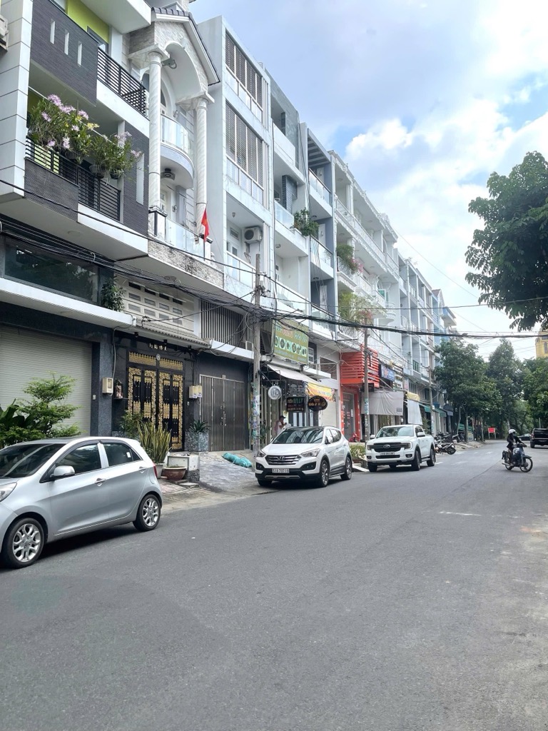 Mặt Tiền Trần Văn Kiểu, Phường 10, Quận 6. DT 72m2 x 4 tầng (4 x 18). Giá 11.9 tỷ TL.