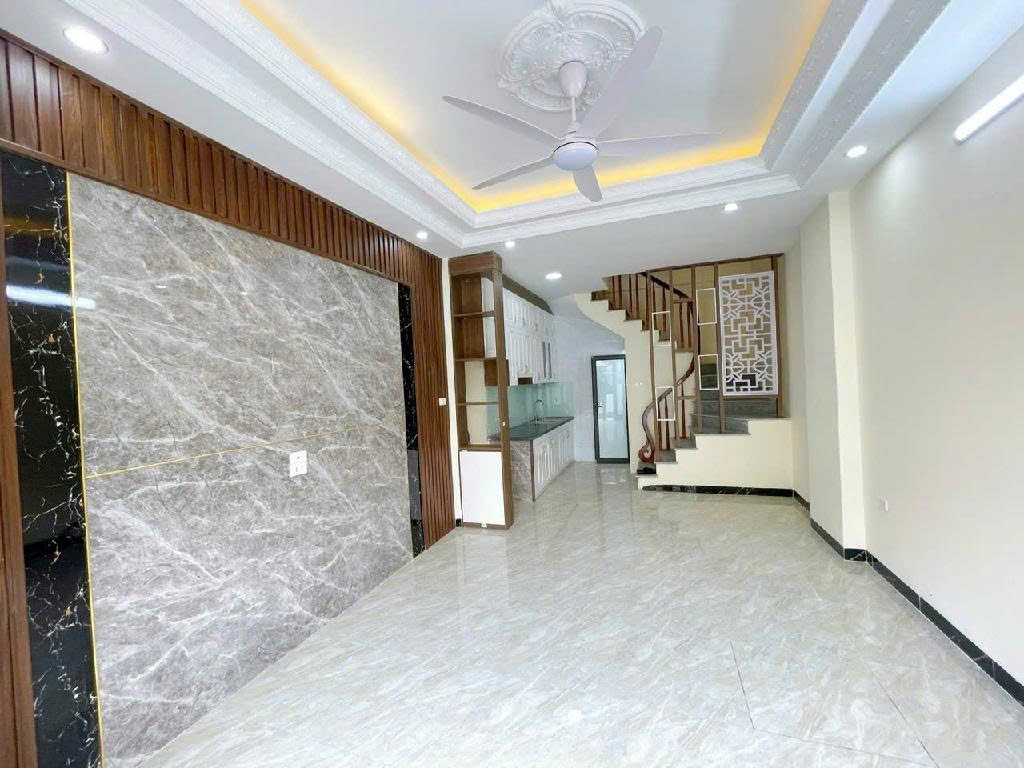 Hiếm- Tây Hồ- Nhà mới 3 mặt thoáng- 5 tầng 3PN đẹp-Ngõ rộng nông- 6.8 tỷ