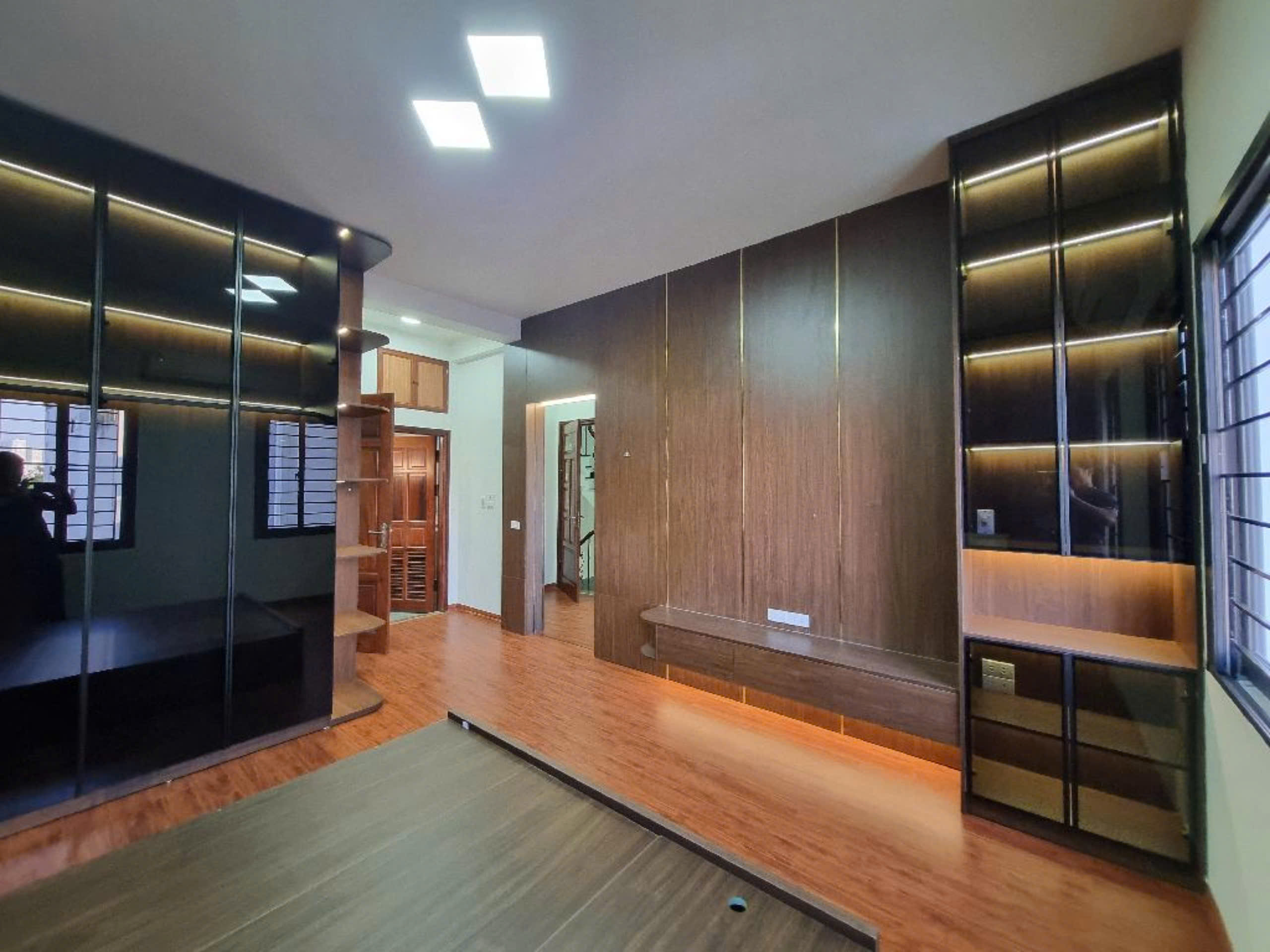 Bán nhà 5T ngõ 268 Ngọc Thuỵ. Nội thất đẹp, oto đỗ cửa, view công viên giá hơn 5 tỷ TL. LH: 0936123469