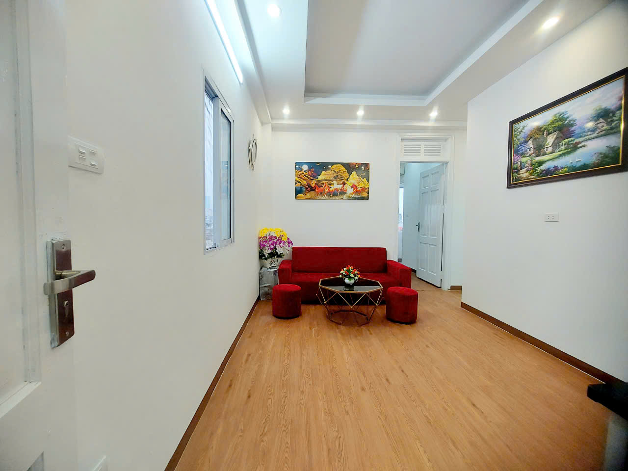 Bán căn hộ 51m2 phố Hoàng Ngân, 2 ngủ, full đồ, ô tô đỗ cổng , LH 0945676597