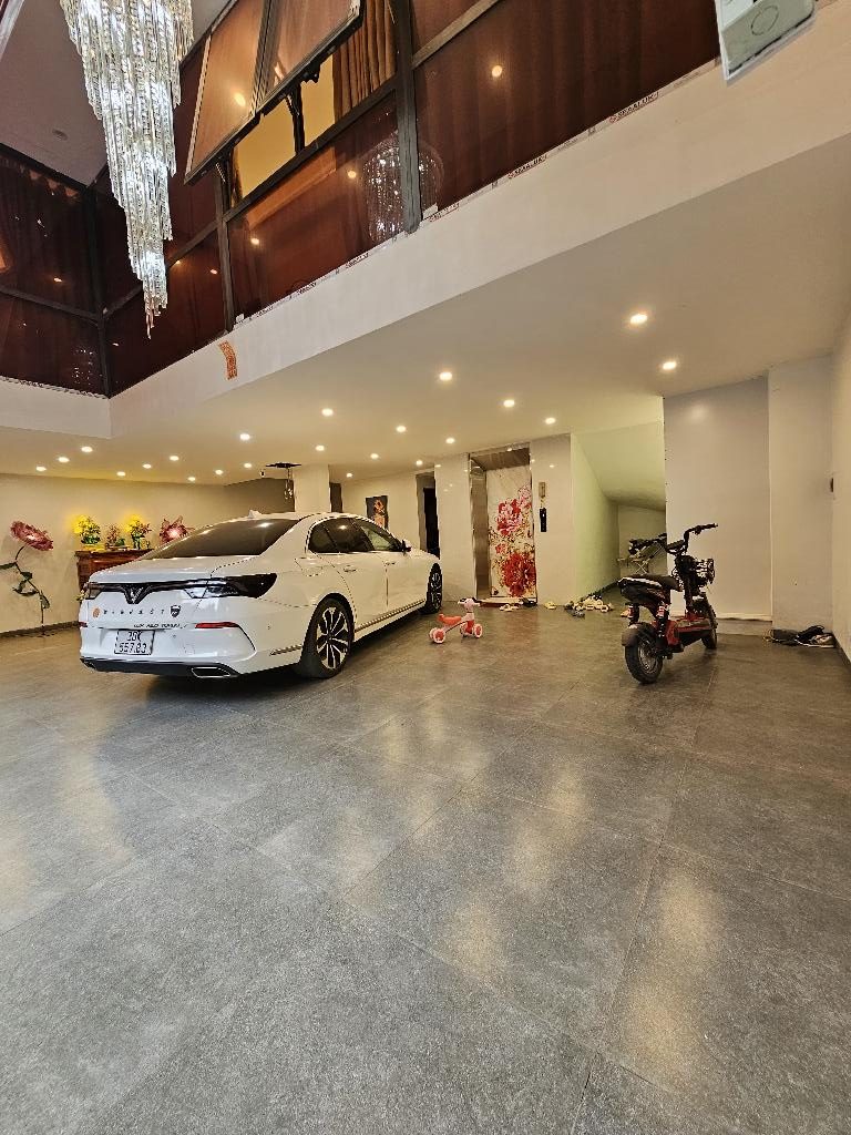 GIẢM SỐC 5 TỶ ! Cần tiền lo việc gia đình- Nhà Phúc Lợi 120m2, 6 tầng thang máy, Garage 4 ô tô.