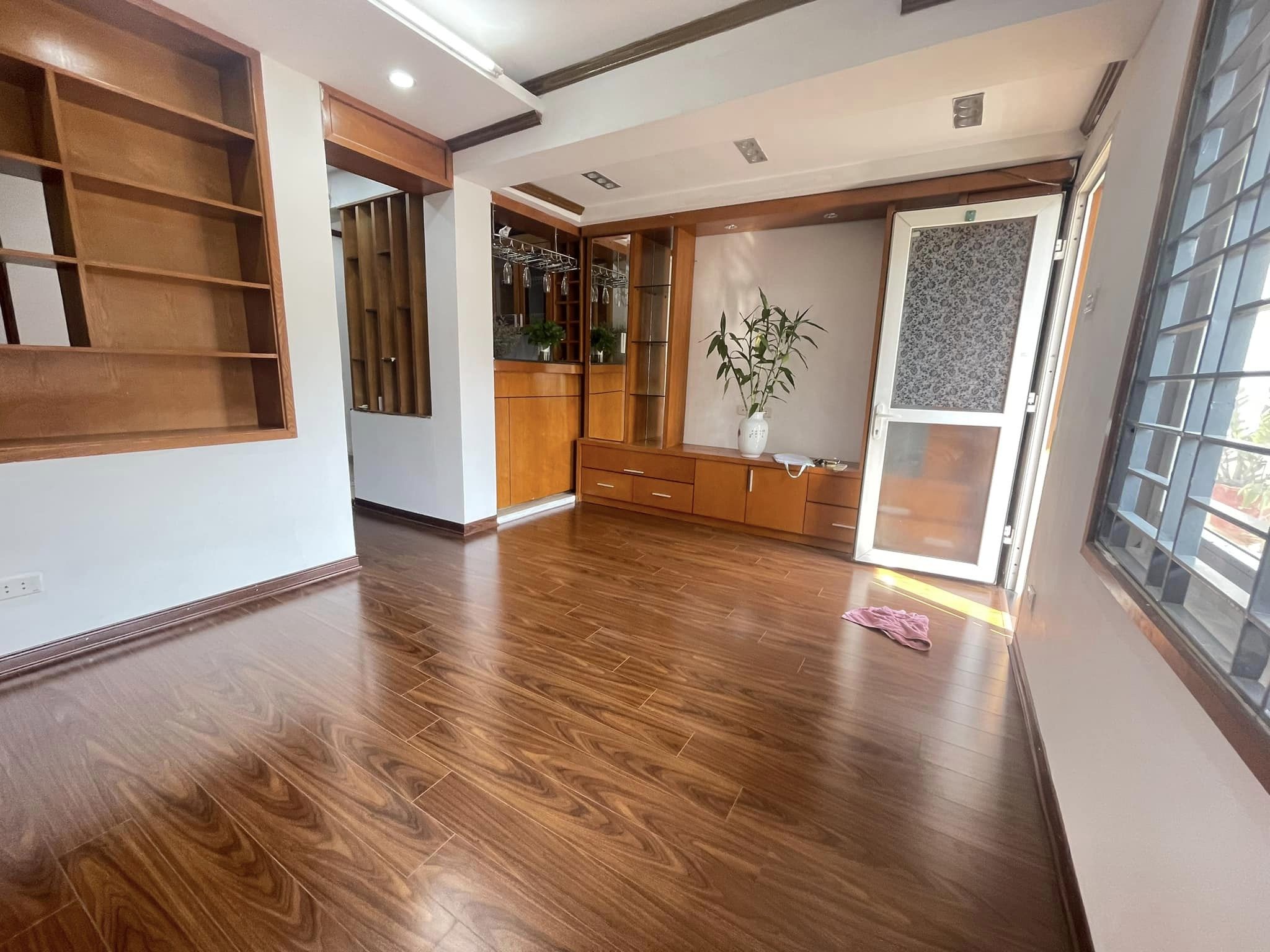 Tập thể Nghĩa Tân 60m 2PN, Ô tô đỗ dưới, Gần phố, 3.35 Tỷ