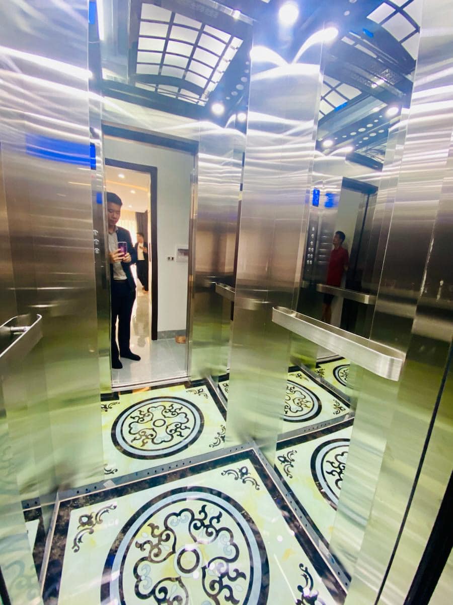 HOT VÔ CÙNG- NHÀ MỚI PHÂN LÔ -Ô TÔ TRÁNH- SỔ VUÔNG ĐÉT-GARA -NGÕ THÔNG- THANG MÁY -50M RA NGÃ TƯ MINH KHAI - 35m x 5Tầng x 3.5mMT- 12,5 TỶ