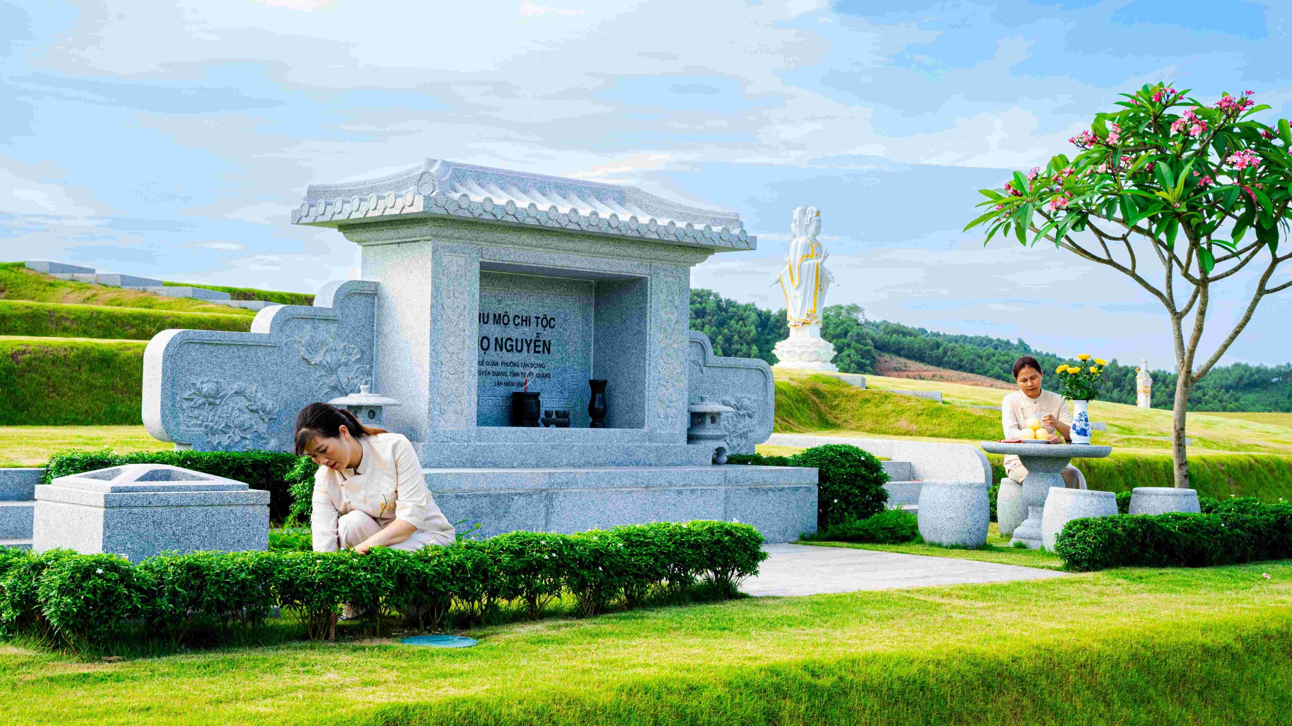 Bán đất khuôn viên mộ Gia Tộc có diện tích từ 200m2. Giá chỉ từ 12 triệu/m2 nằm ngay dưới chân tượng phật Di Lặc. Dự án