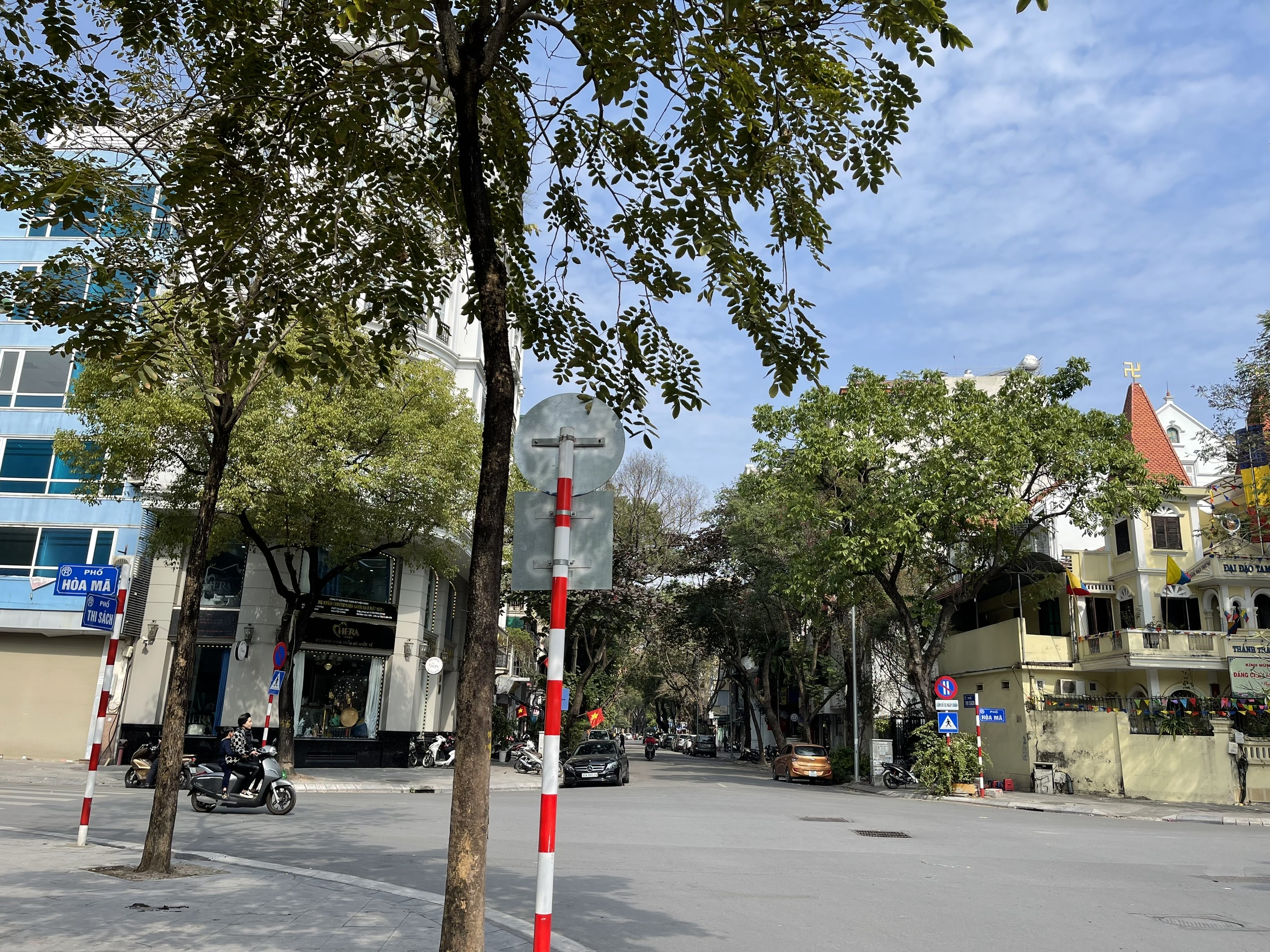 (HIẾM) (GẤP) Bán nhà KINH DOANH mặt phố Hòa Mã - Hai Bà Trưng, 2 mặt phố, VỈA HÈ, 139m2, 75 tỷ