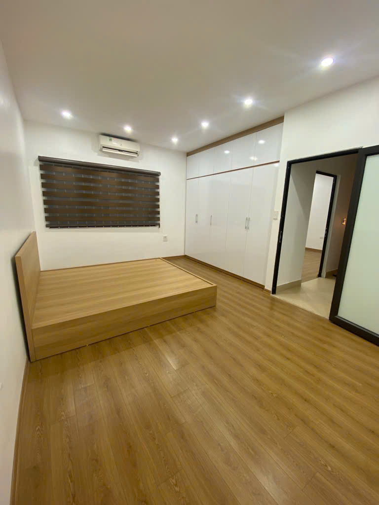 Ngôi nhà tọa lạc tại trung tâm Ngọc Thụy, Long Biên, gần đường 40m, nằm trong khu vực xung quanh hồ điều hòa và công