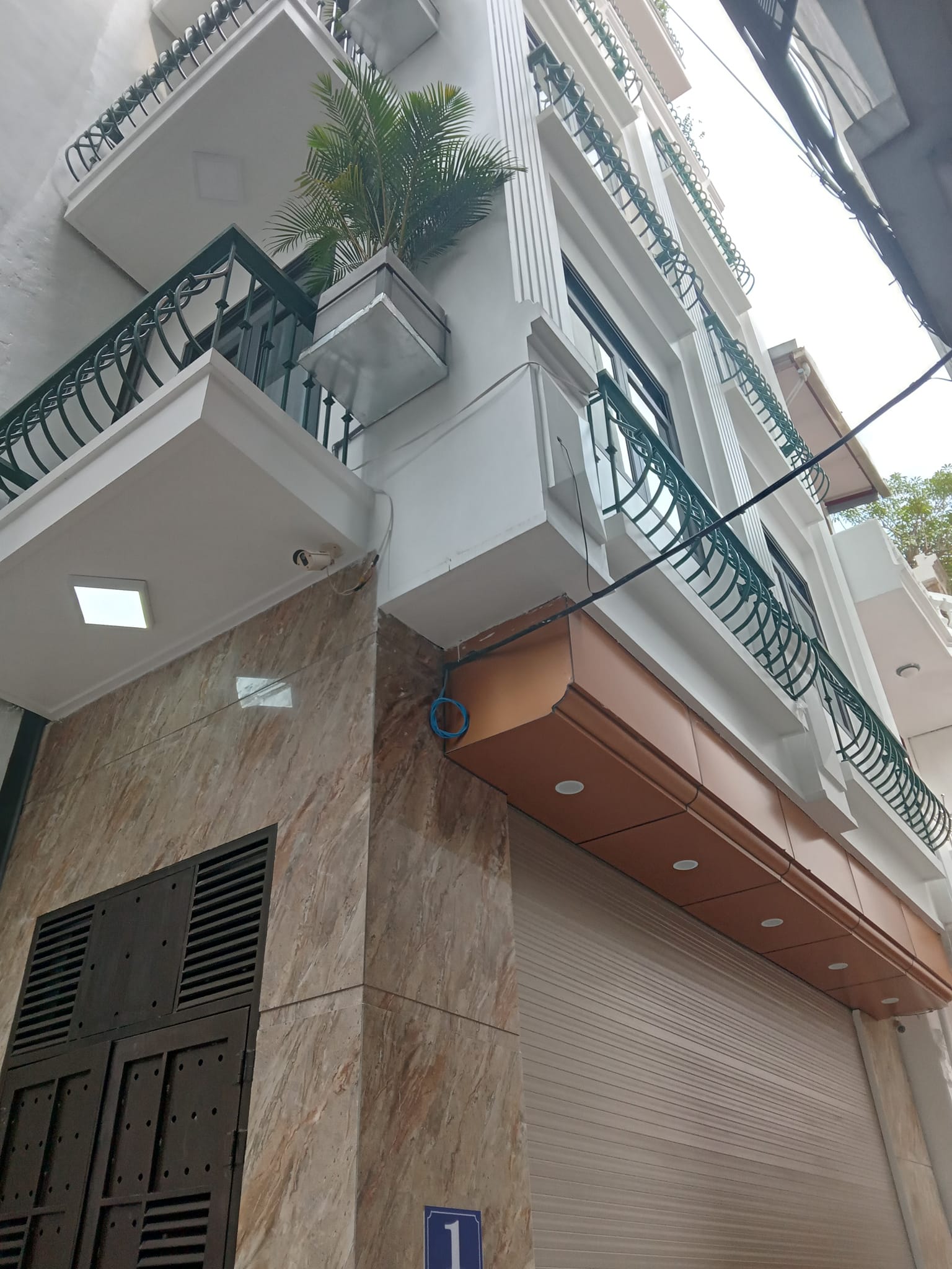 Bán nhà quận Ba Đình, phố Văn Cao, 38m2 x 6 tầng đẹp, hiện đại, thang máy, 3 mặt thoáng, ngõ thông, ô tô 7 chỗ tránh.