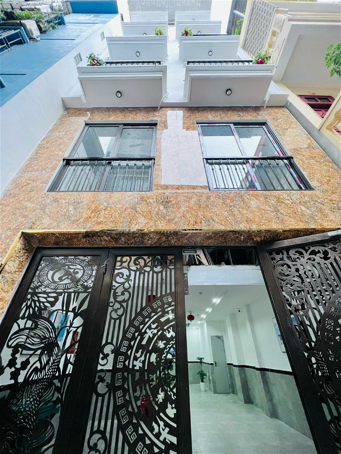 Bán nhà Lạc Long Quân, quận Tây Hồ, gần mặt phố, ngõ thẳng, rộng, thoáng sáng, 39m2, MT5m, 6 tầng đẹp, hiện đại, thang máy.