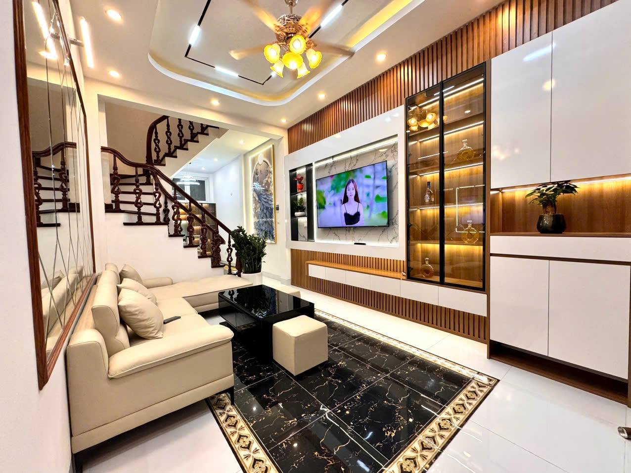 QUAN HOA - CẦU GIẤY - HAI THOÁNG- Ở NGAY- NỘI THẤT XỊN XÒ- GẦN Ô TÔ - NGÕ THÔNG- NHỈNH 8 TỶ