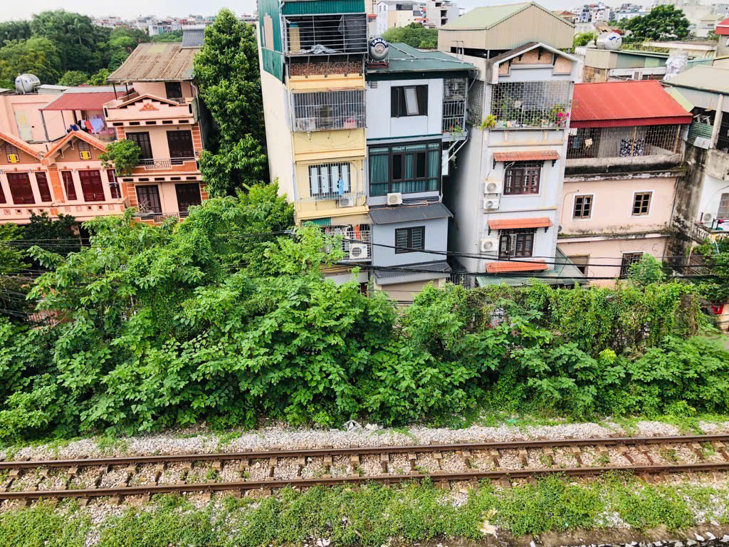 NHÀ ĐẸP 5 TẦNG THANG MÁY XỊN XÒ, OTO , MỚI TINH LUNG LINH , CHỦ XÂY CỰC KỲ TÂM HUYẾT ,VIEW NGẮM TẦU CHẠY QUA,, PHỐ NGỌC