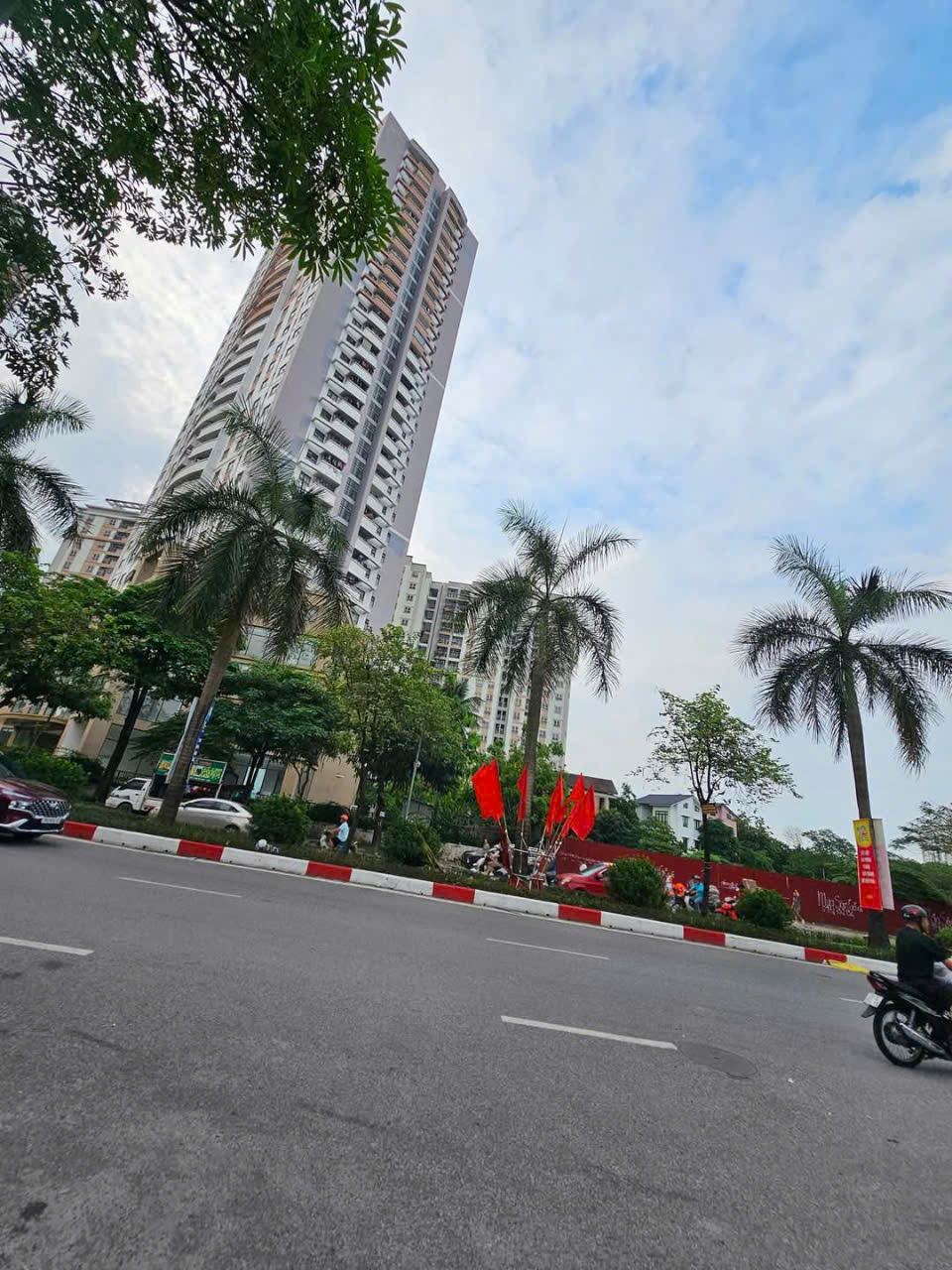 BÁN NHÀ NGÕ KINH DOANH VĂN PHÒNG - Ô TÔ 7 CHỖ VÀO NHÀ, 5 BƯỚC RA MẶT PHỐ TÂN MAI GIÁ 8.5 TỶ, 8.5 TỶ