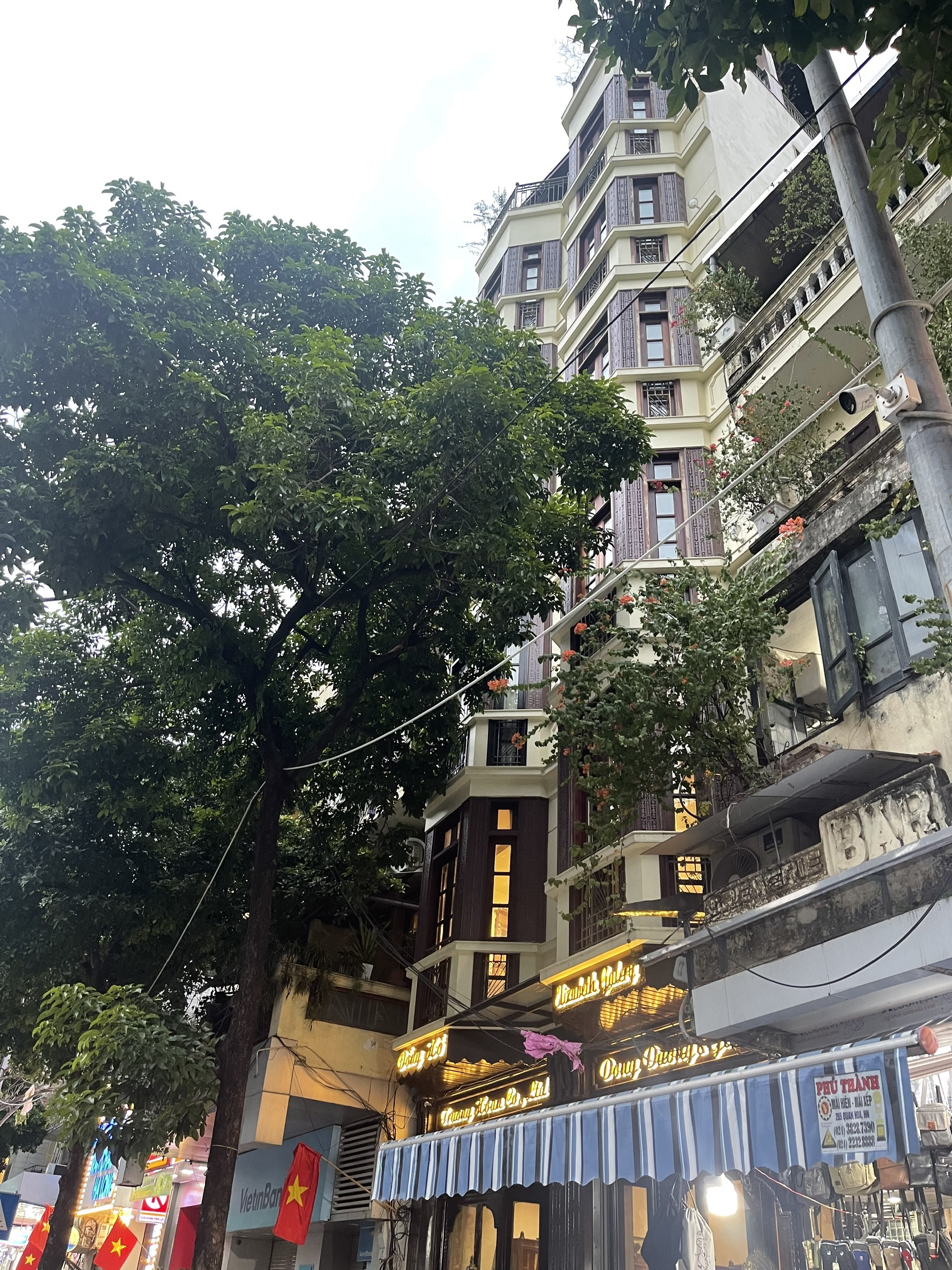 (HIẾM) Bán nhà mặt phố trung tâm Hoàn Kiếm, vài bước đến Hồ Gươm, vuông vắn, 550m2, mặt tiền rộng