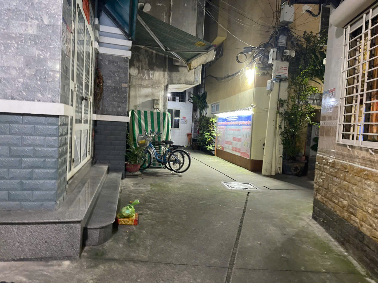 NHÀ CŨ CÓ THỂ TIỆN XÂY MỚI ĐƯỜNG NGÔ GIA TỰ CÁCH 5 CĂN RA MẶT TIỀN - NHÀ GIÁ TỐT - HẺM THÔNG .