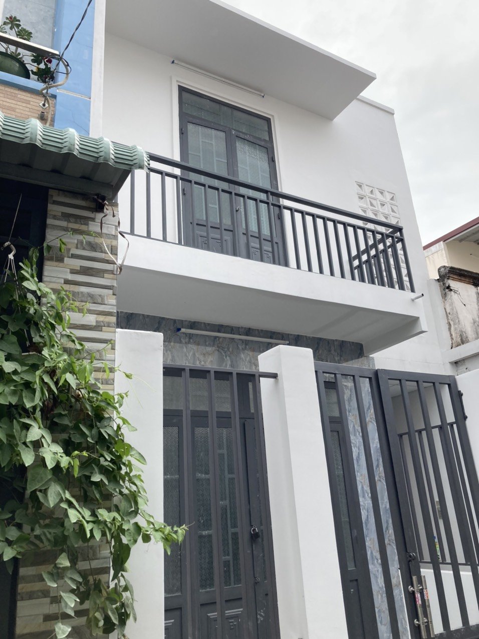 Gấp bán nhà mặt tiền đường Trung Mỹ Tây giá 3.8 tỷ