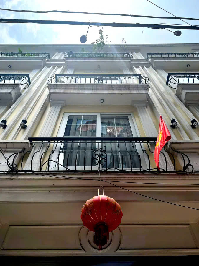 NHÀ ĐẸP BÁT KHỐI- LONG BIÊN, 38M2,4 TẦNG, MT 4M, 5.8 TỶ.FULL NỘI THẤT - Ô TÔ ĐỖ CỬA.