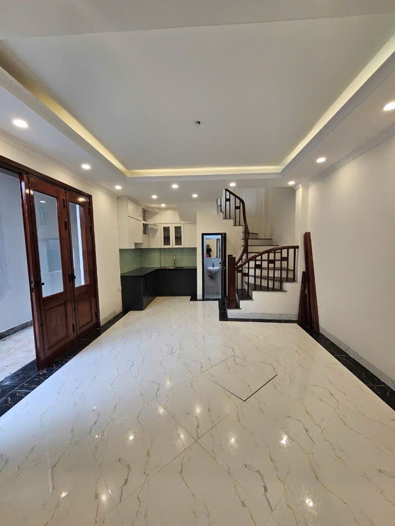 Bán nhà ,Nguyễn Văn Cừ - Vị trí đắc địa, đầy đủ tiện ích xung quanh • Diện tích: 52m² 5 tầng. Mt 4,5m • Giá bán: