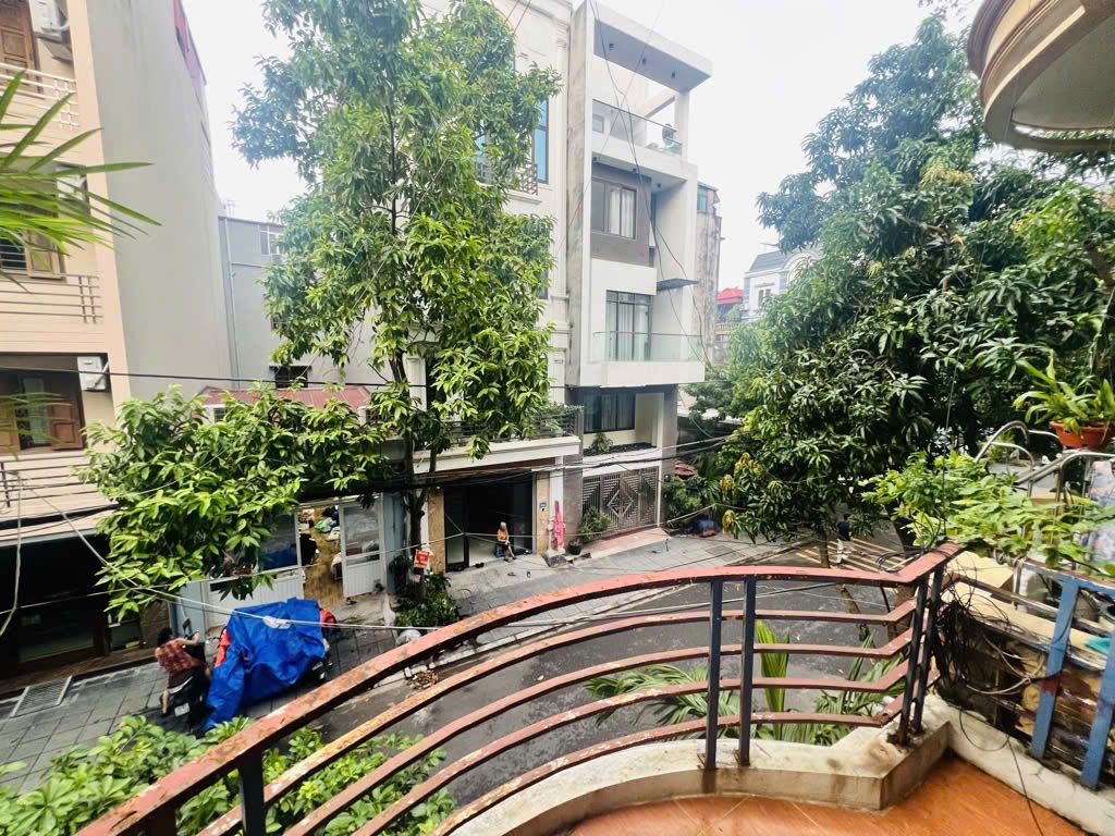 918 – LONG BIÊN -VỈA HÈ, Ô TÔ TRÁNH ĐỖ - CÓ GIẾNG TRỜI, CÓ THỂ LẮP THANG MÁY - KD, LÀM VP,...HÀNG XÓM SÂN GOLF. 61M –