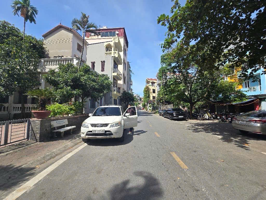 NHÀ ĐẸP NGUYỄN VĂN CỪ- LONG BIÊN. DIỆN TÍCH 36M, MẶT TIỀN 5.63M. GIÁ 6.8 TỶ. NHÀ MỚI, VỊ TRÍ ĐẸP, SÁT BÃI GỬI Ô TÔ NGÀY