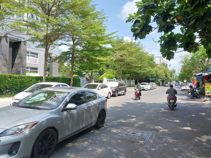 Bán nhà đường 8M 4 tầng 5PN khu phân lô SD 240m2, đường 8m gần CC Dream Home chỉ 6.7 tỷ.