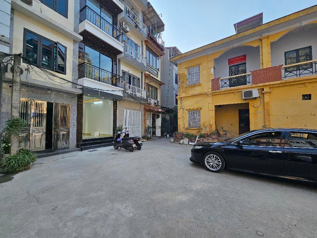 BÁN NHÀ CHÍNH CHỦ GIA QUẤT- LONG BIÊN DIỆN TÍCH 43M, 4 TẦNG. NHÀ RỘNG THÊNH THANG, SẴN GARA Ô TÔ, VỊ TRÍ ĐẸP VIEW