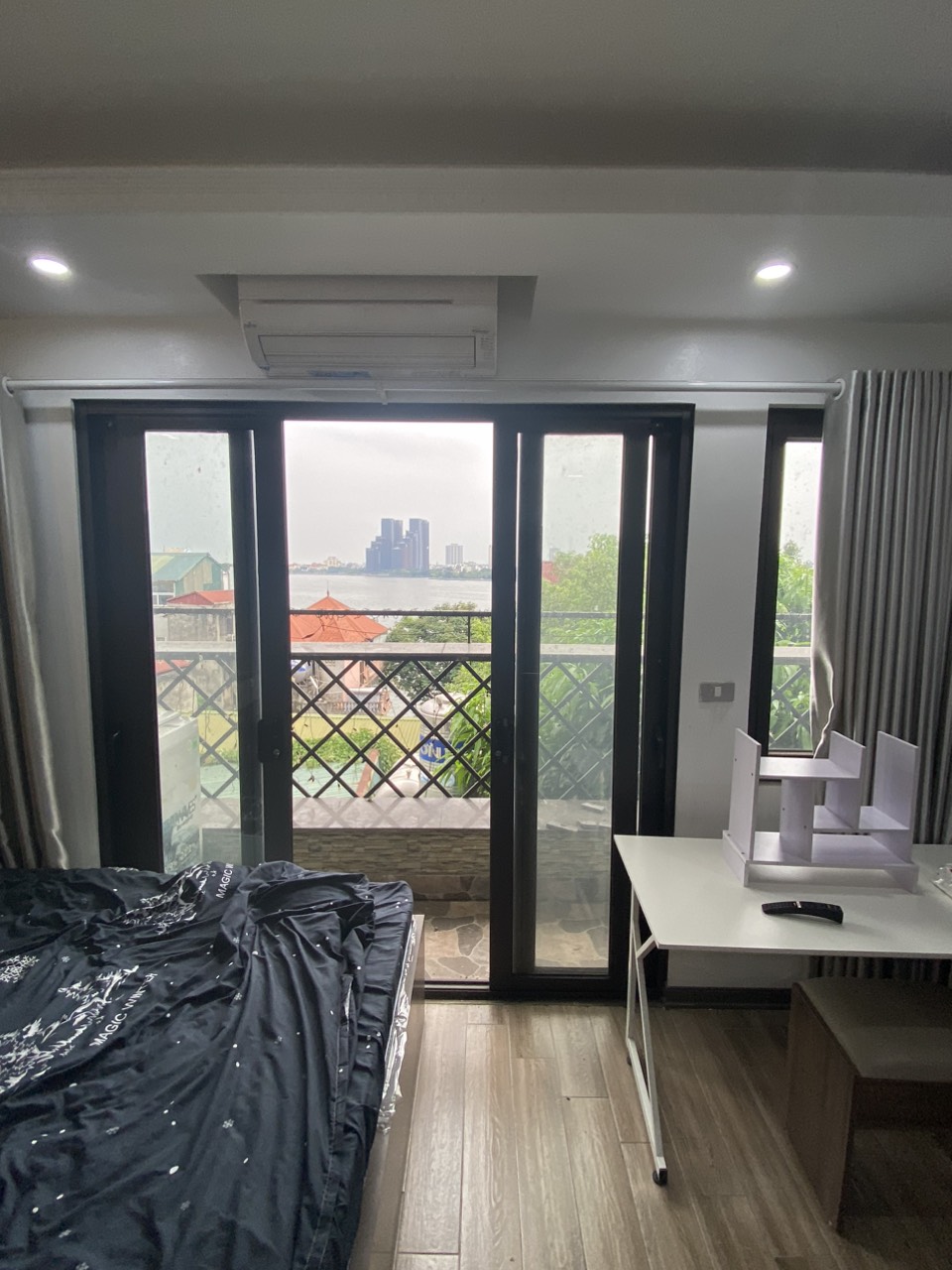 Cho thuê căn hộ dịch vụ vị trí đẹp nhất phố Trích Sài, Tây Hồ. View hồ thoáng mát. Chỉ 6.5tr