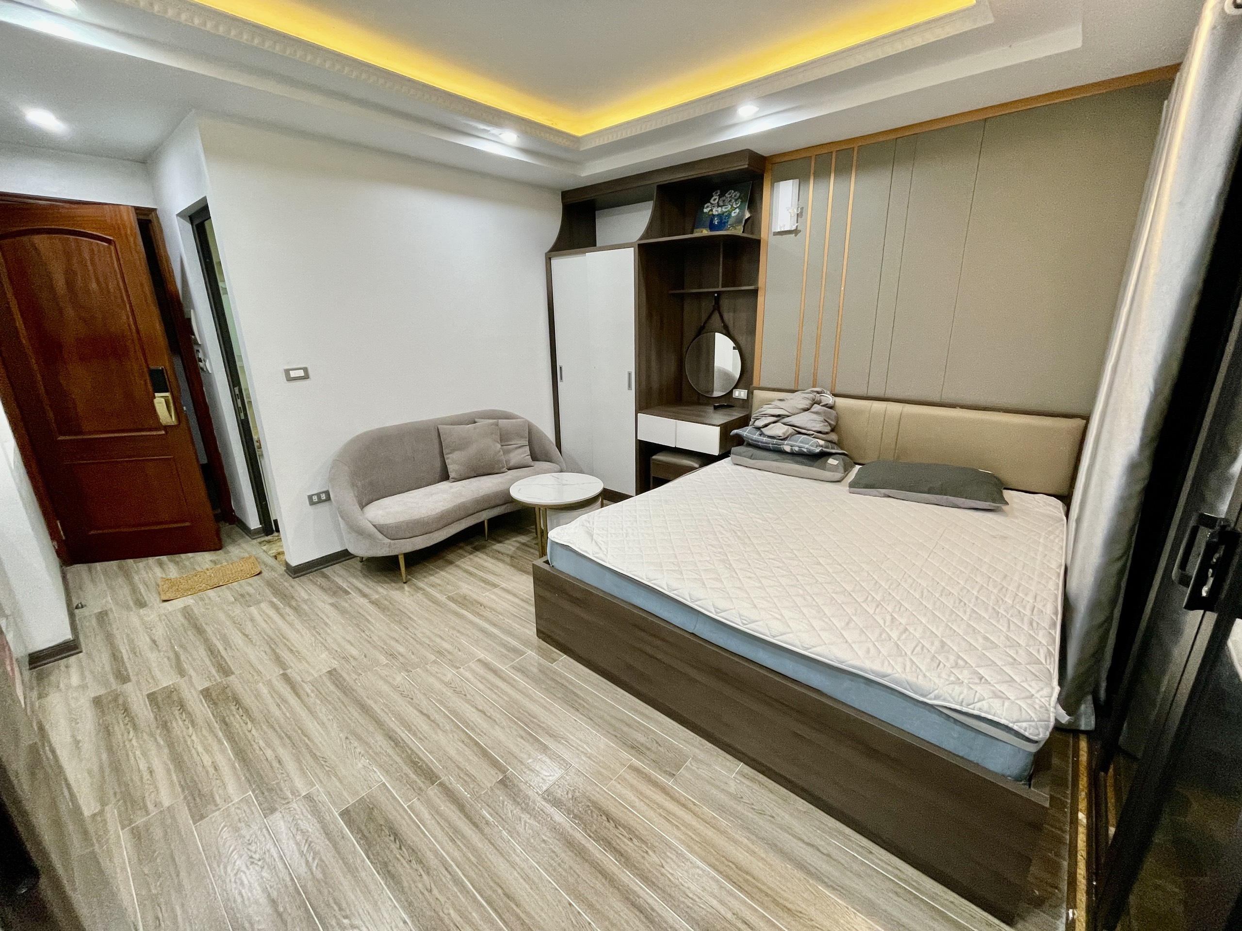 Cho thuê căn hộ dịch vụ full đồ Studio tại ngõ 193 Trích Sài. Ban công View hồ cực thoáng. Chỉ 7tr.