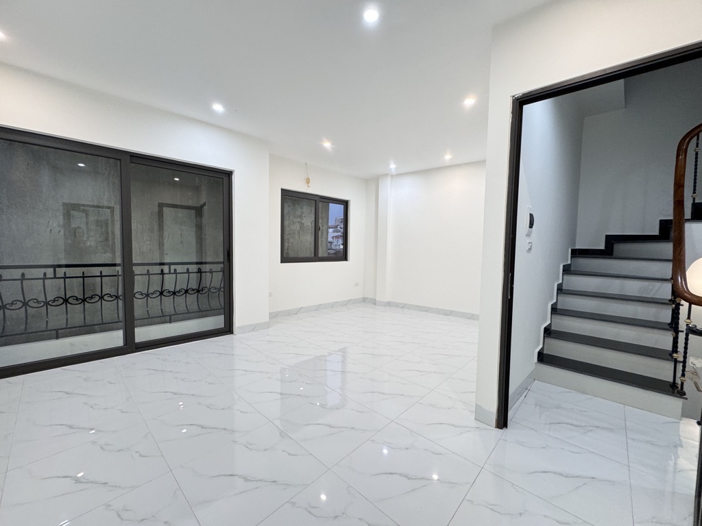 Quan Nhân-TX, Nhà mới ở ngay, View Royal, 34m. 5 Tầng. 6.95T