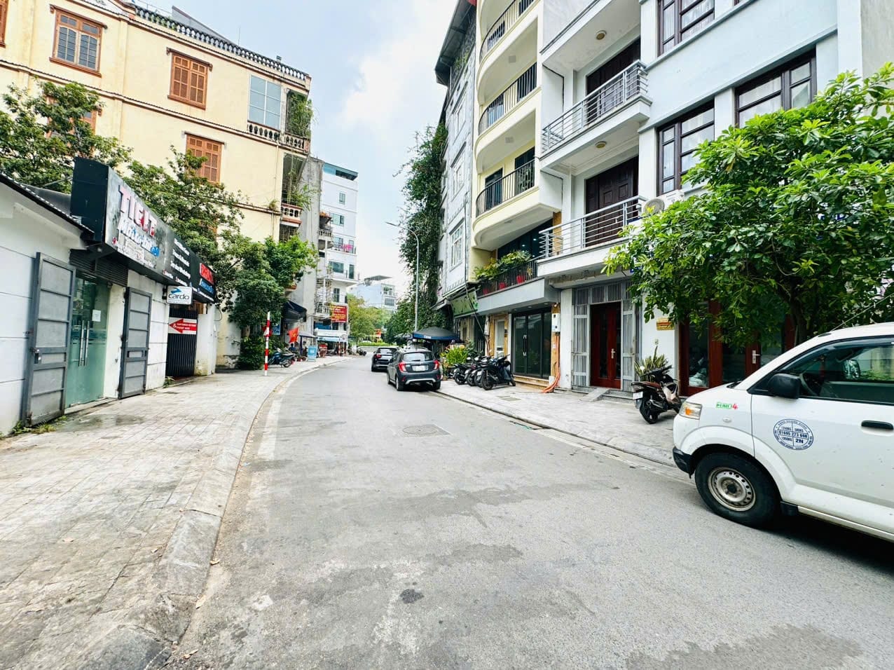 Bán nhà Lạc Long Quân, DT56m2, 4 tầng, 4P. ngủ, ôtô qua cổng nhà, cách 1 nhà ra ôtô tránh đỗ, vài bước chân ra Hồ Tây