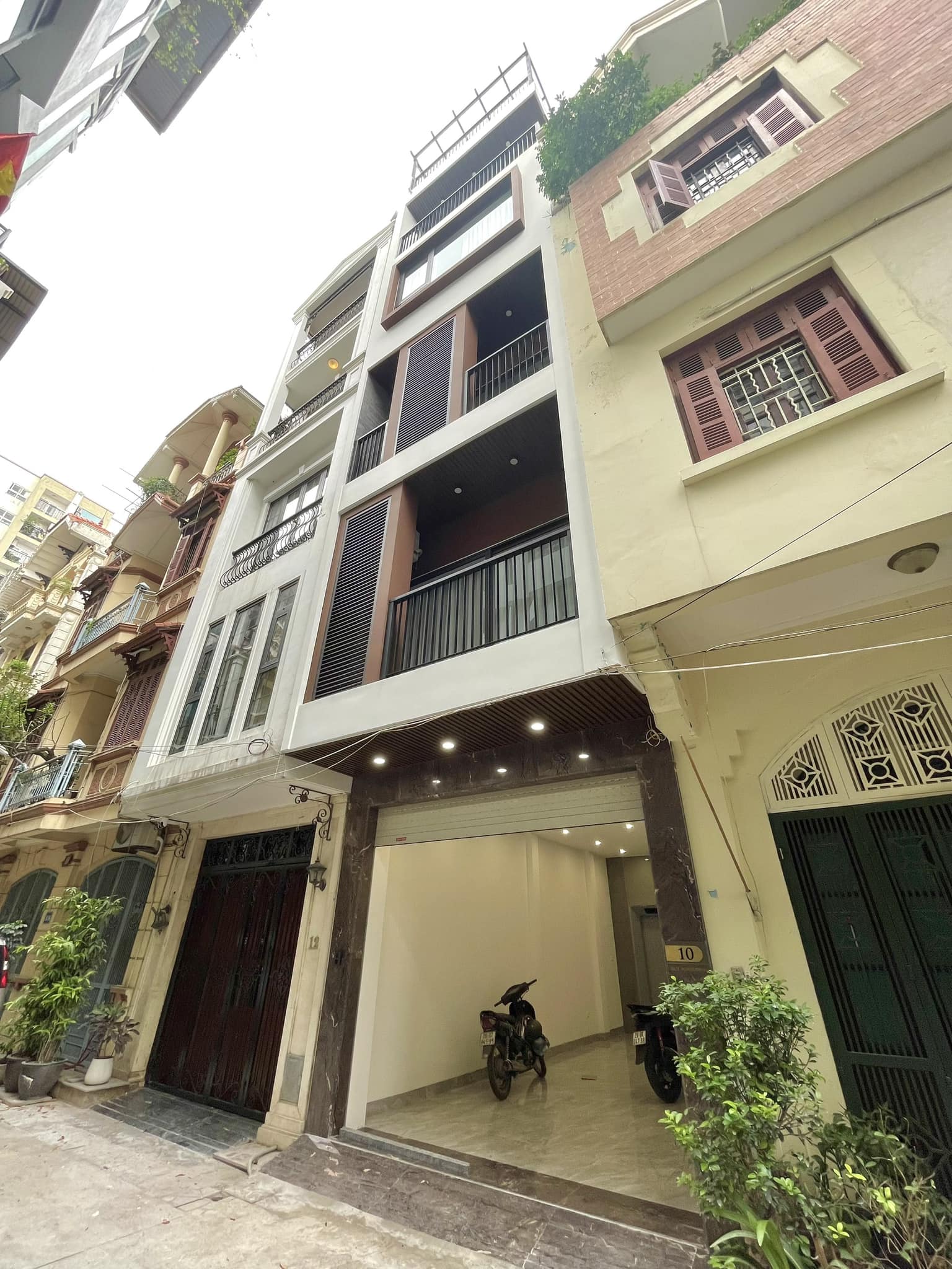 Bán nhà Võ Chí Công –gara oto-ngõ thông- dân xây ở ngay 85m 5tầng 17.5tỷ
