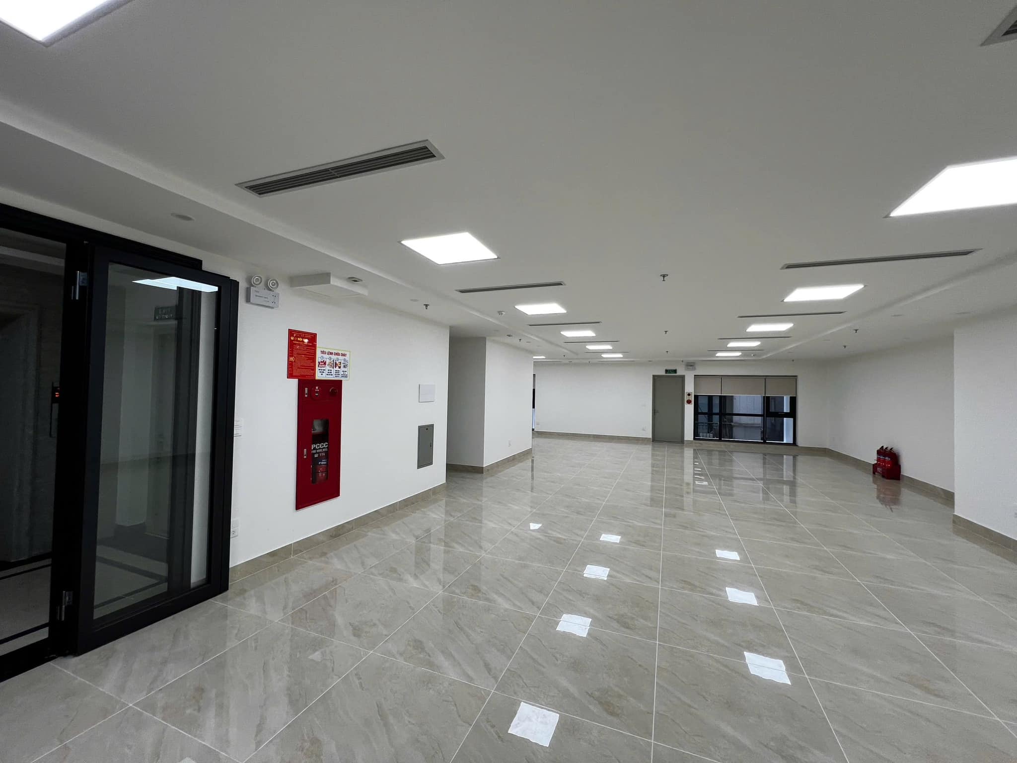 Bán tòa nhà mặt Hồ Ba Mẫu 396m2x10 tầng 2 thang máy, dòng tiền 7,2 tỷ/năm.