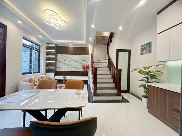 BÁN NHÀ ĐẸP VIỆT HƯNG- LONG BIỂN. DIỆN TÍNH 45M, 5 TẦNG, MẶT TIỀN RỘNG. 2 THOÁNG. ĐẦY ĐỦ NỘI THẤT, NHÀ MỚI ĐẸP Ở SƯỚNG