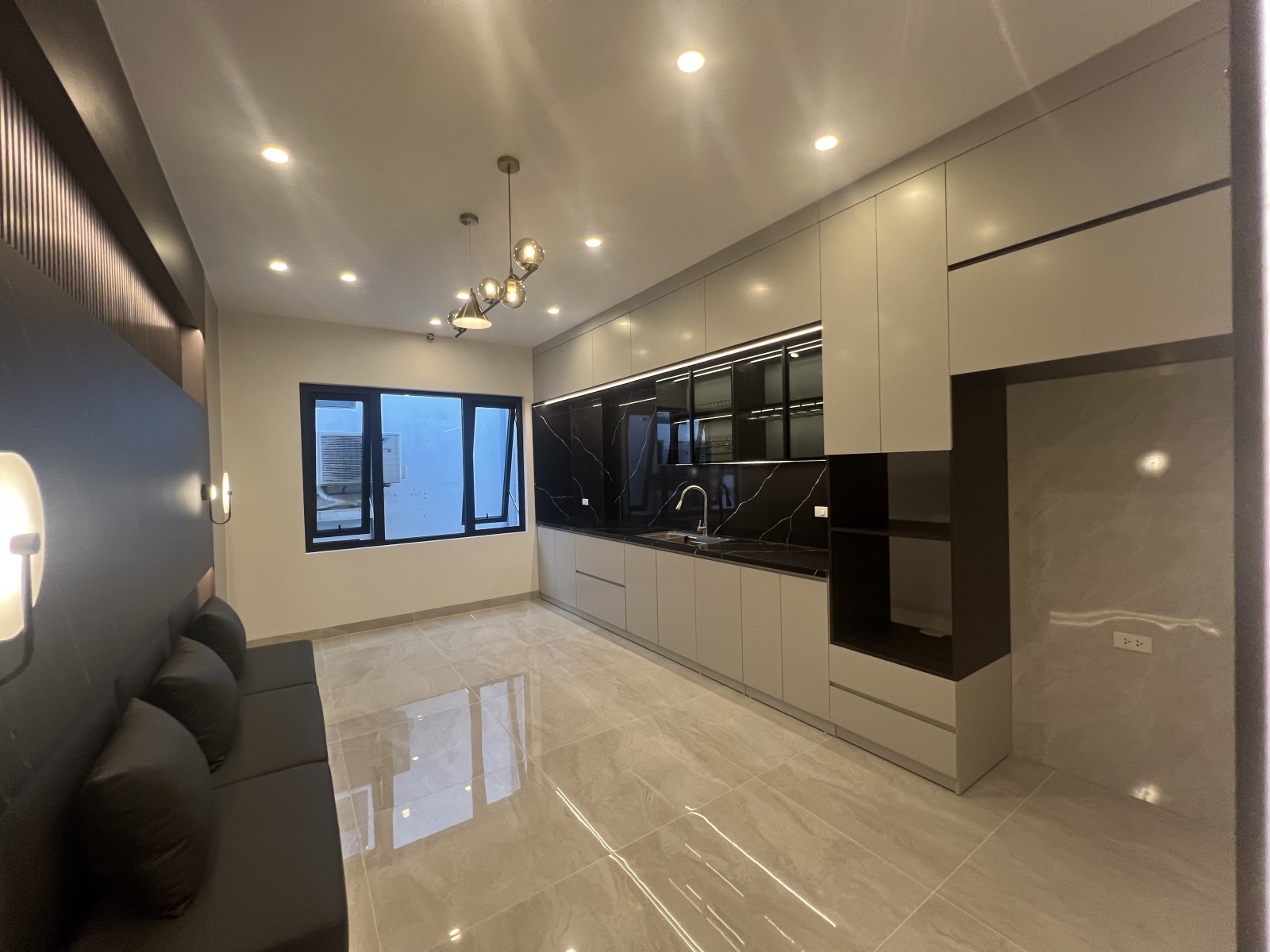 Bán nhà mặt phố Đông Các, Quận Đống Đa 60m2x5 tầng thang máy, kinh doanh, Văn phòng chỉ 29.5 tỷ.