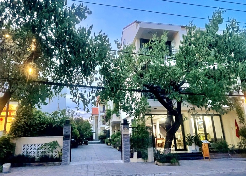 Villa & Hotel ,nhà hàng 3 tầng phố tây đi bộ Nguyễn Tri Phương -Hội An - Giá chỉ 48,5 tỷ.