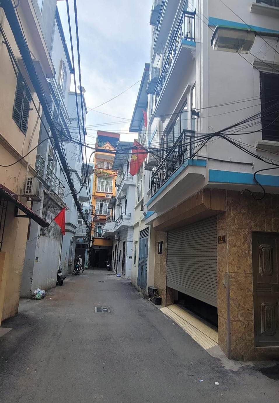 NHÀ LÔ GÓC PHÙNG KHOANG. ÔTÔ VÀO NHÀ. 38M. 3TẦNG. MT 5.8M. 8.5 TỶ. ĐANG CẦN BÁN. TỪ LIÊM.