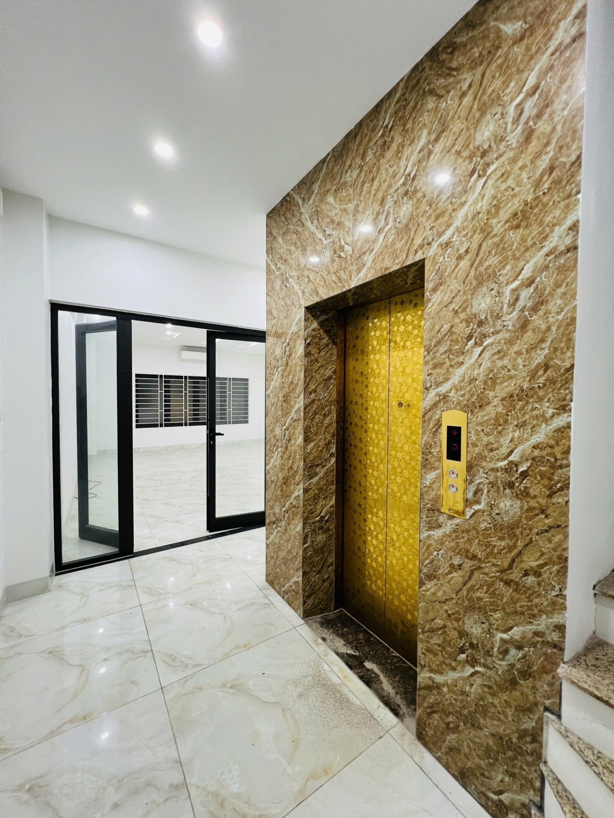 TÔN ĐỨC THẮNG - ĐỐNG ĐA - 70M2- THANG MÁY- SỔ A4- VĂN PHÒNG CÔNG TY - HƠN 15 TỶ