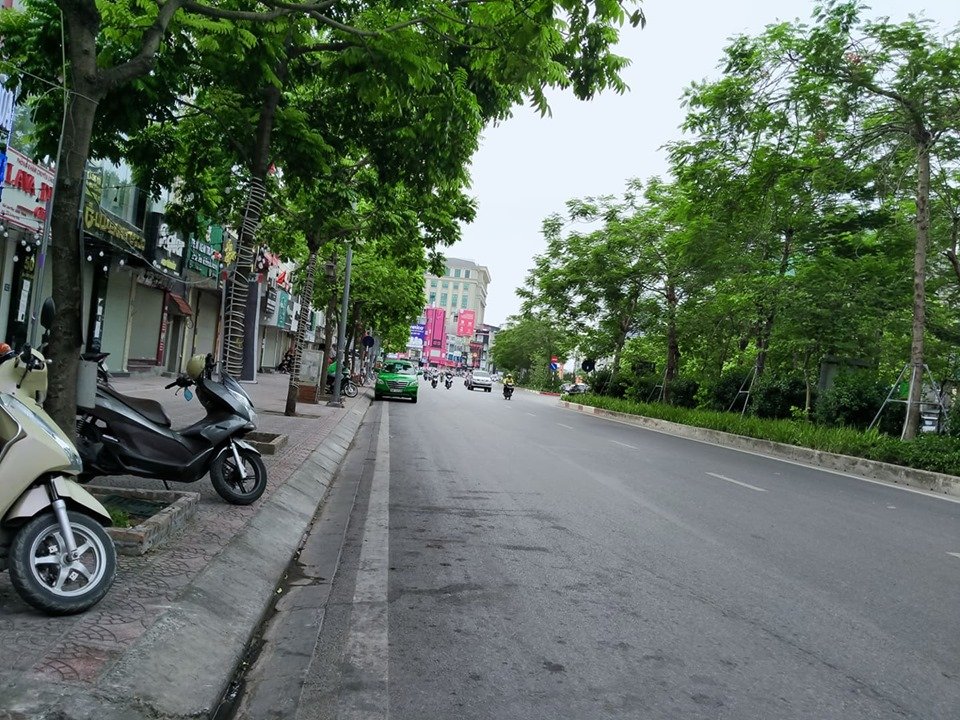 BÁN NHÀ KHU HOÀNG SÂM - THÔNG RA NGUYỄN VĂN HUYÊN VÀ HOÀNG QUỐC VIỆT. ĐƯỜNG RỘNG - Ở HOẶC KD TỐT