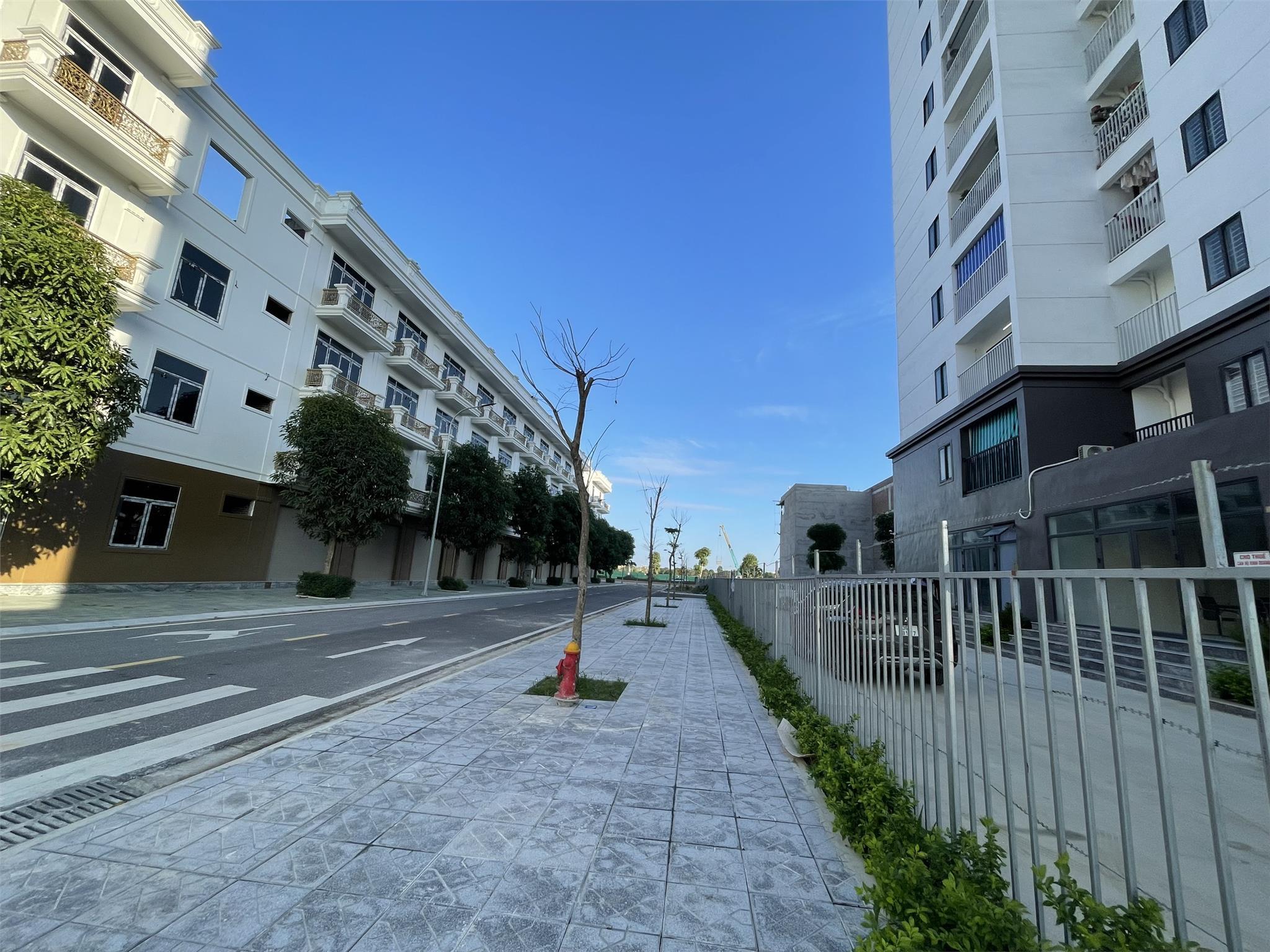 NHÀ PHỐ VIEW CÔNG VIÊN, NHẬN NHÀ, SANG TÊN SỔ NGAY. CĐT: 0966 343 969