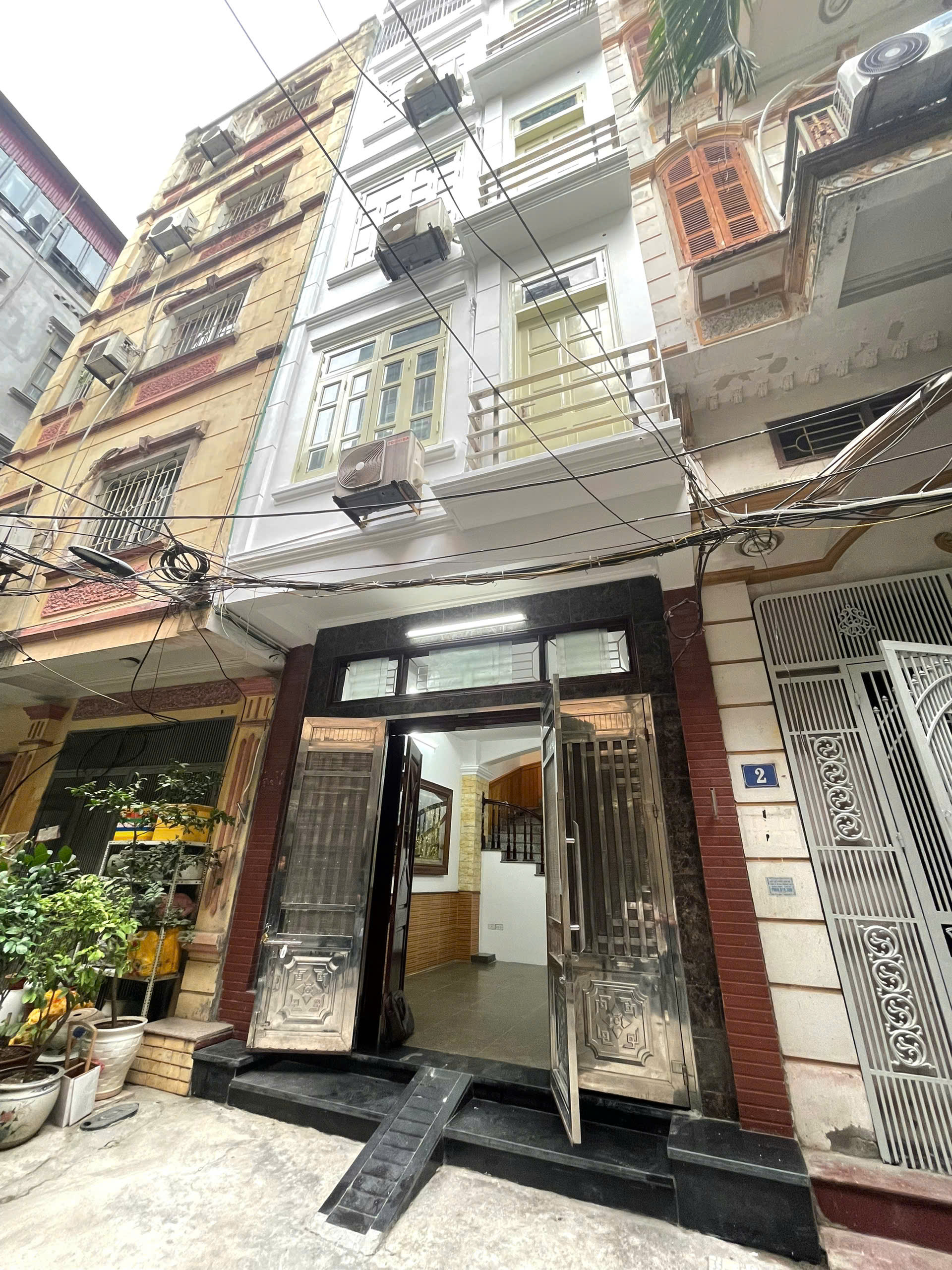 Bán nhà đường Láng - Đống Đa - 45 m 4 tầng 4 ngủ gần phố ở ngay hơn 10 tỷ lh 0817606560