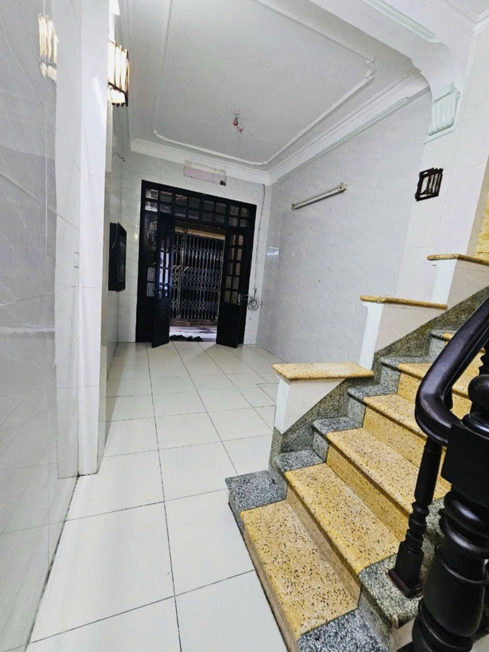 BA ĐÌNH- HIẾM- HƠN 3 TỶ- NHÀ DÂN XÂY- MẶT NGÕ THOÁNG- SÁT HỒ TÂY- GẦN PHỐ- GẦN Ô TÔ TRÁNH Nghĩa Dũng 3.95 tỷ Phúc Xá