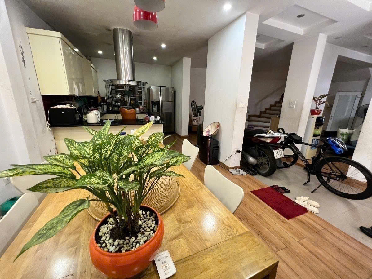 MẶT NGÕ Nguyễn Phúc Lai - Hoàng Cầu - DT 76m 4 tầng mặt tiền 9.6m vị trí siêu đẹp - 21 tỷ lh 0817606560