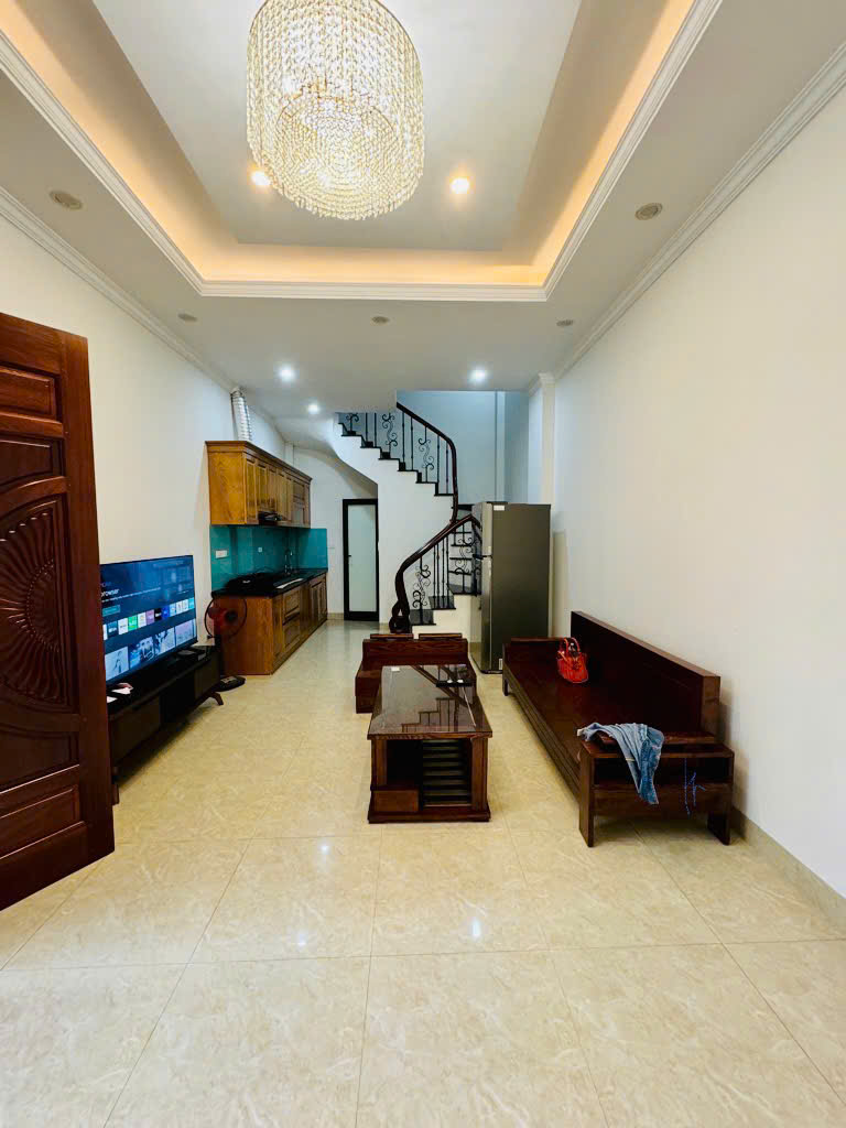 BÁN NHÀ ĐẸP HOA LÂM- LONG BIÊN. DIỆN TÍCH 32M, NHÀ 5 TẦNG, TẶNG FULL NỘI THẤT, VỊ TRÍ TRUNG TÂM Ở NGAY. GIÁ 5.3 TỶ