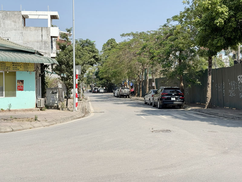 Sang Úc định cư cần bán 90m2 đất tại ngõ 303 Phúc Lợi. Đối diện đang xây 2 toà chung cư thương mại.