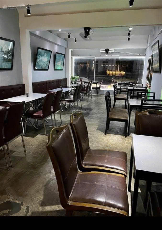 Vị trí vàng! Cho thuê nhà 2 tầng góc 2 mặt tiền đắc địa trung tâm Nha Trang. Diện tích 100m2