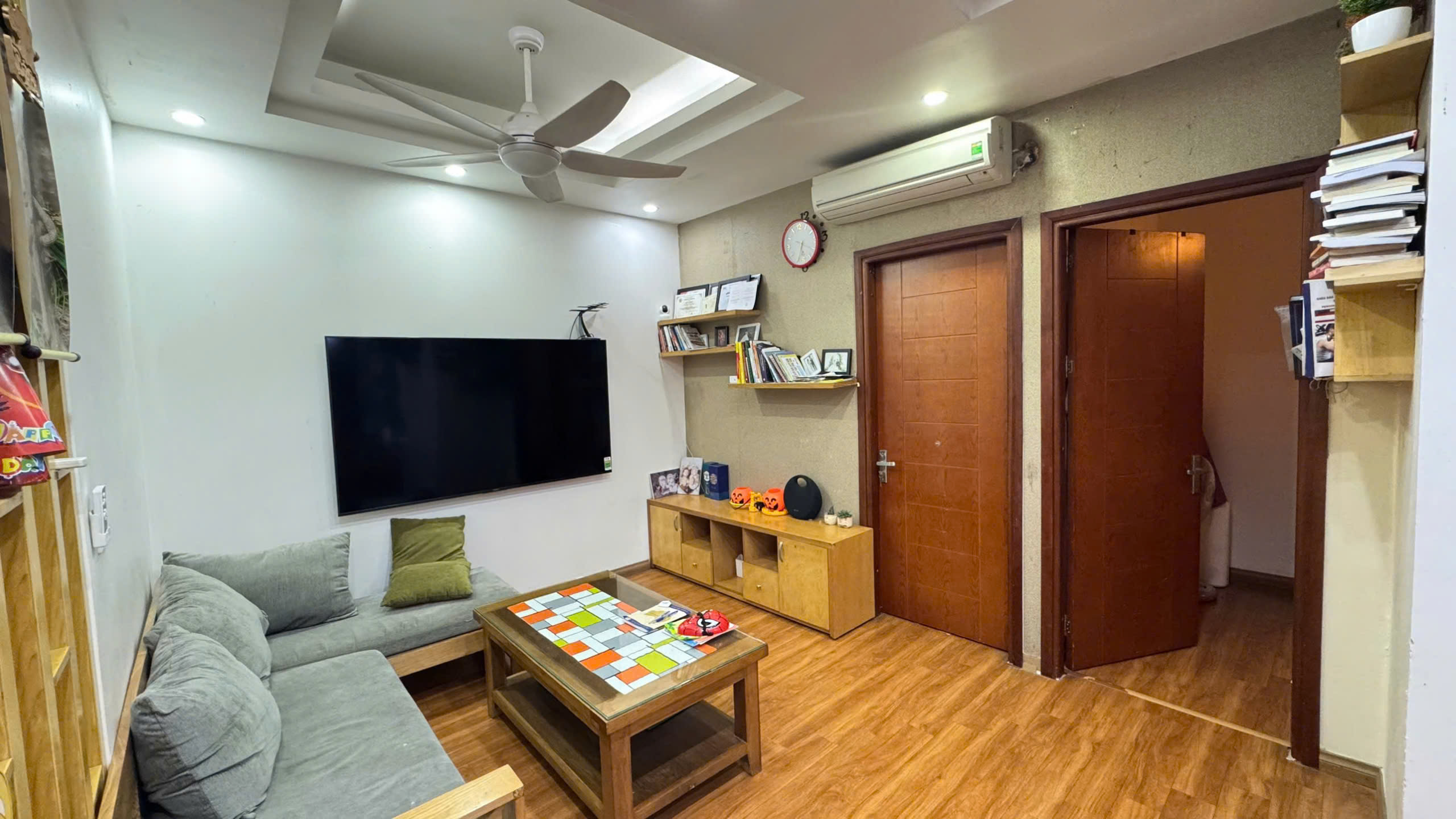 Bán căn hộ chính chủ, sẵn sổ đỏ giao dịch sang tên ngay.