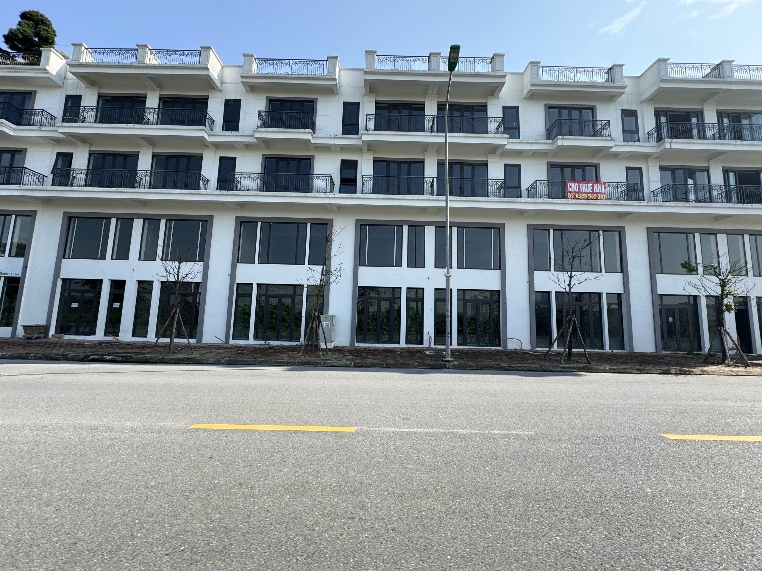 Cần bán gấp 80,6m2 Shophouse Metropolitan - Mặt phố Nguyễn Mậu Tài. Hai mặt đường trước sau