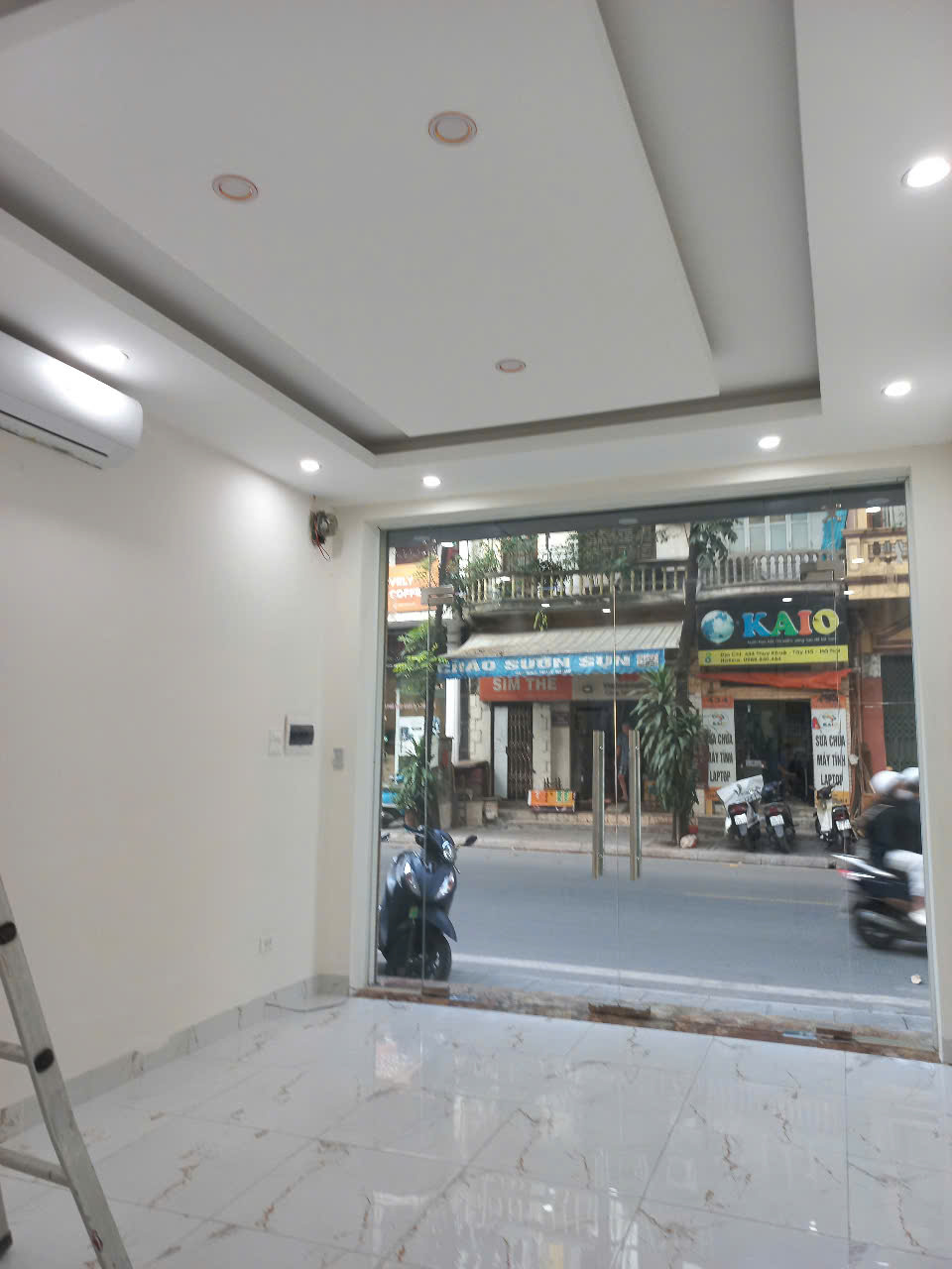 Cho thuê tầng 1 nhà 2 mặt phố, phía trước là mặt phố Thụy Khuê, phía sau là mặt phố Đồng Cổ.