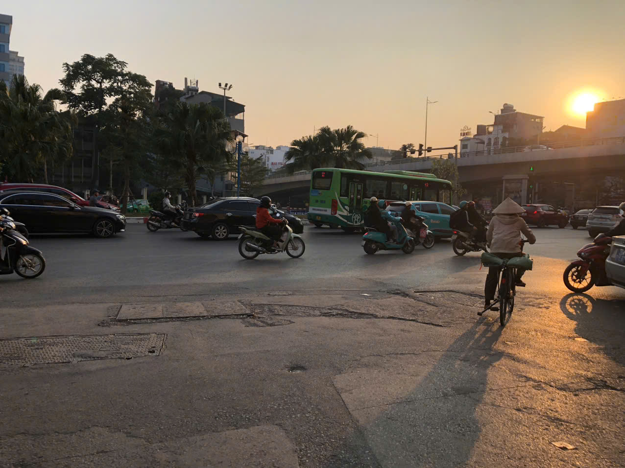 BÁN NHÀ ĐẤT HOÀNG QUỐC VIỆT THÔNG NGUYỄN VĂN HUYÊN 132M2 _ MẶT TIỀN RỘNG 8,2m - NGÕ THÔNG ĐẸP TO RỘNG Ô TÔ TRÁNH VÀO NHÀ