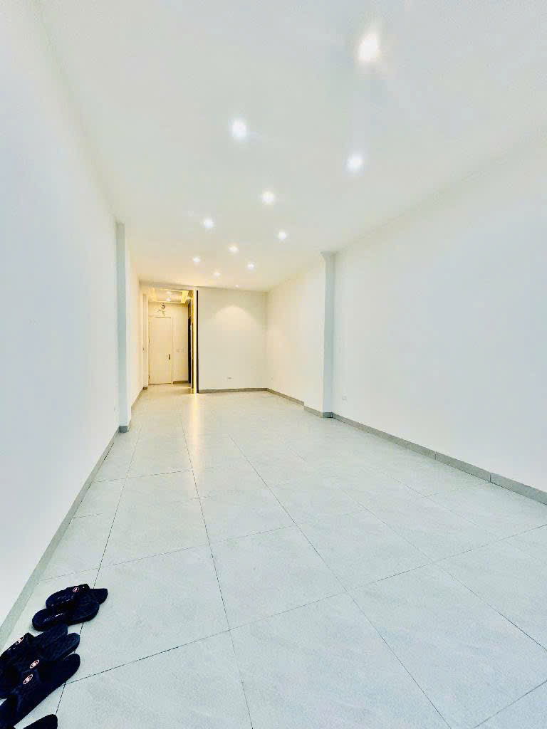 Bán Nhà Mặt Phố Đông Các. Đống Đa. 6 Tầng Thang Máy. Ô Tô. DT 61m2. MT 4m. Giá 29,2 Tỷ.